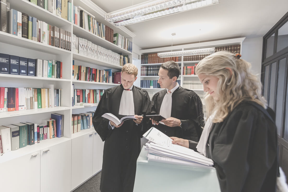 De advocaten delen hun kennis met elkaar in het belang van uw dossier